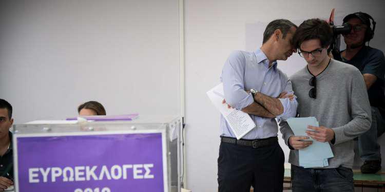 Ο Κυριάκος Μητσοτάκης συνόδευσε τον γιο του στην πρώτη του ψήφο [εικόνες]