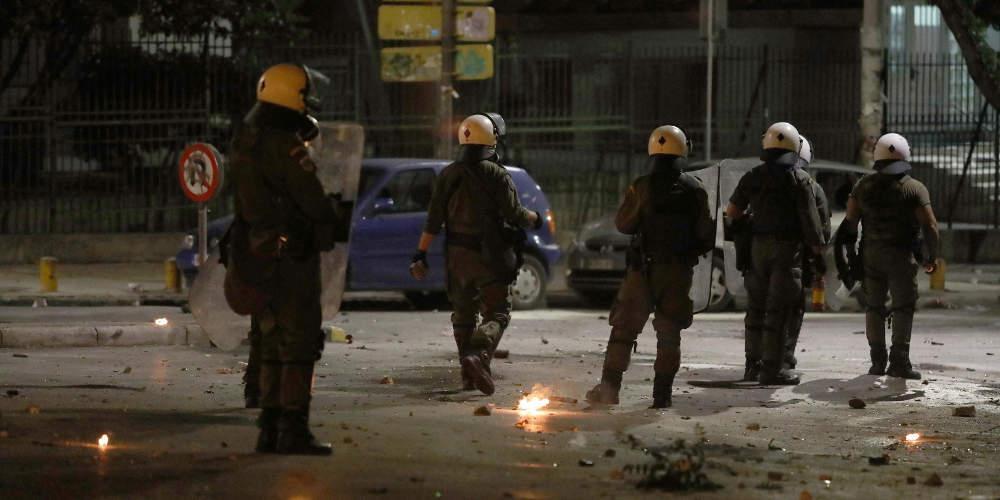 Άγρια επεισόδια στη Θεσσαλονίκη: Μολότοφ και δακρυγόνα έξω από το τουρκικό προξενείο [εικόνες & βίντεο]