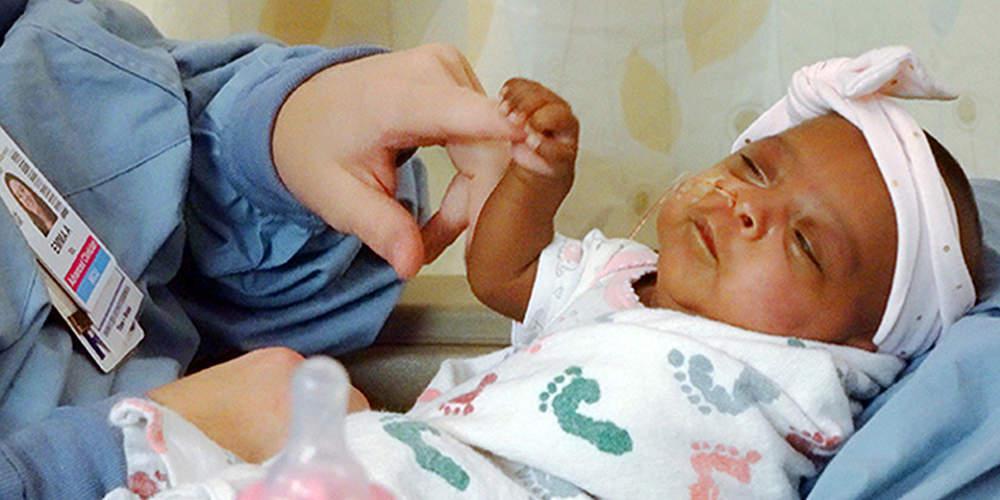 Γεννήθηκε το πιο μικρό μωρό του κόσμου – Ζυγίζει μόλις 245 γραμμάρια [βίντεο]