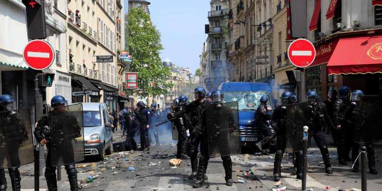 Πρωτομαγιά στο Παρίσι: Σφοδρές συγκρούσεις ανάμεσα στα Black Blocs και την αστυνομία