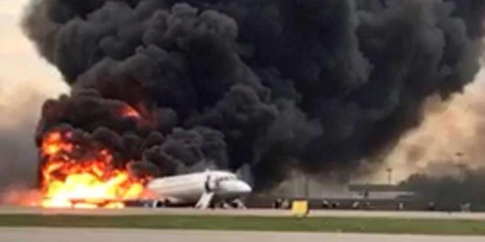 Σοκαριστικό βίντεο μέσα από το αεροπλάνο στη Ρωσία την ώρα που ξεσπά η πυρκαγιά