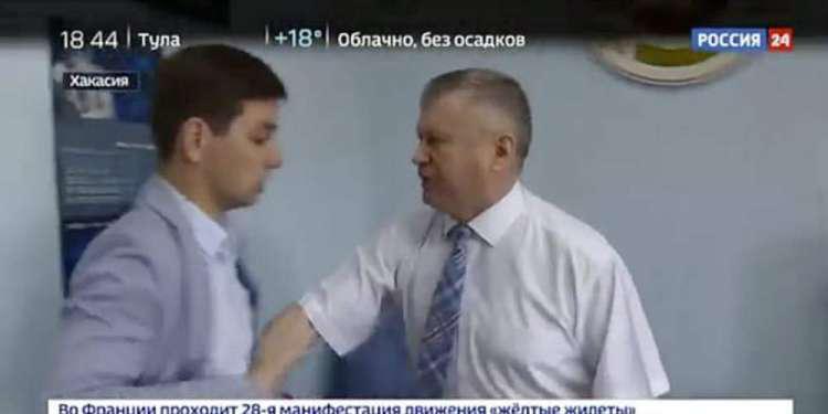 Απίστευτο: Ρώσος πολιτικός ξυλοκόπησε δημοσιογράφο που τον ρώτησε αν είναι διεφθαρμένος [βίντεο]