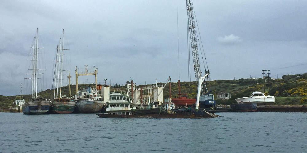 Αυτοψία: Πλοία-τοξικές βόμβες κάνουν «χωματερή» τον κόλπο της Σαλαμίνας