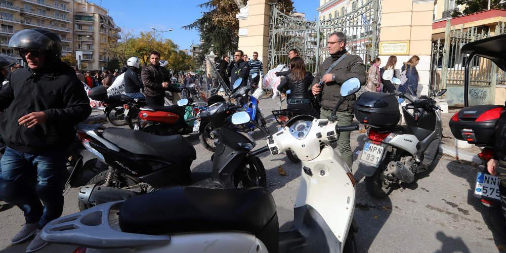 Στους δρόμους οι ντελιβεράδες της Θεσσαλονίκης διεκδικώντας Βαρέα και Ανθυγιεινά