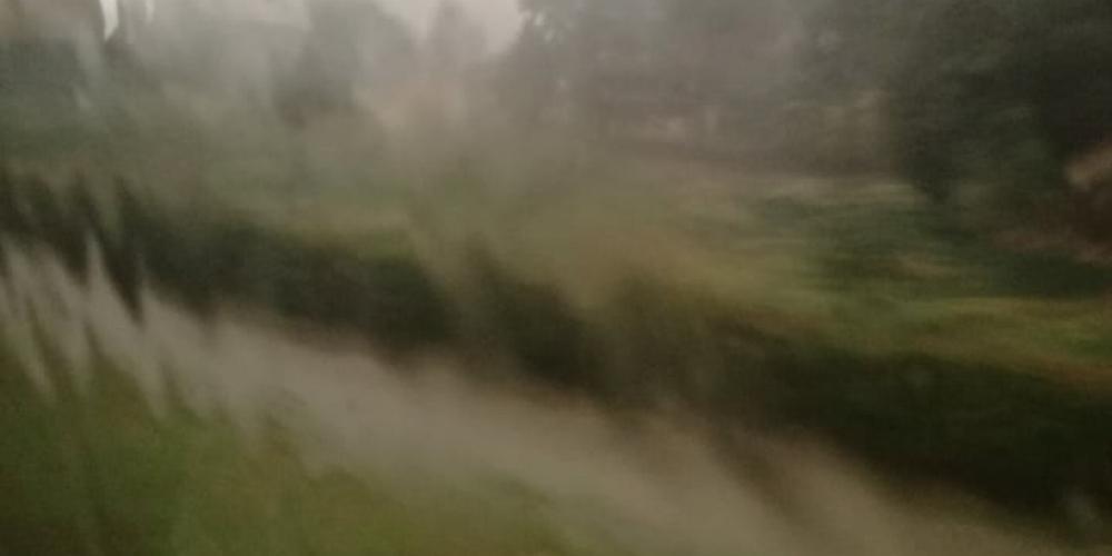 Ισχυρή καταιγίδα στο Δερβένι: «Δίπλωσε» νταλίκα - Ακινητοποιήθηκε λεωφορείο του ΚΤΕΛ