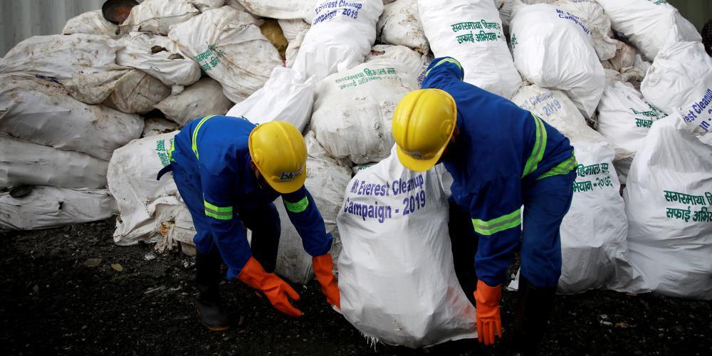 Επιχείρηση καθαρισμού του Έβερεστ: Ανέσυραν 4 σορούς, περισυνέλεξαν 11 τόνους σκουπιδιών