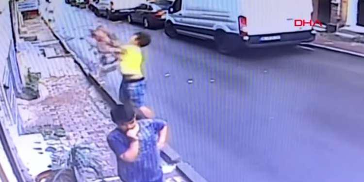 Συγκλονιστικό βίντεο: Ήρωας πιάνει στον αέρα 2χρονο που έπεσε από το παράθυρο
