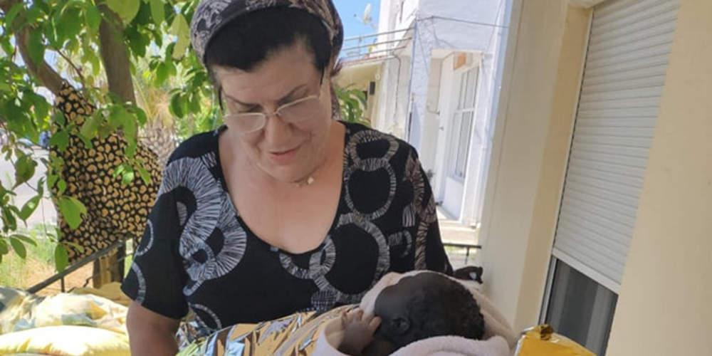 Απίστευτο: Γυναίκα από το Καμερούν γέννησε σε βεράντα σπιτιού στη Κω