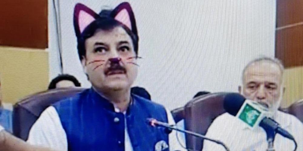 Επική γκάφα: Με αυτάκια και μουστάκια γάτας εμφανίστηκε Πακιστανός υπουργός στο Facebook