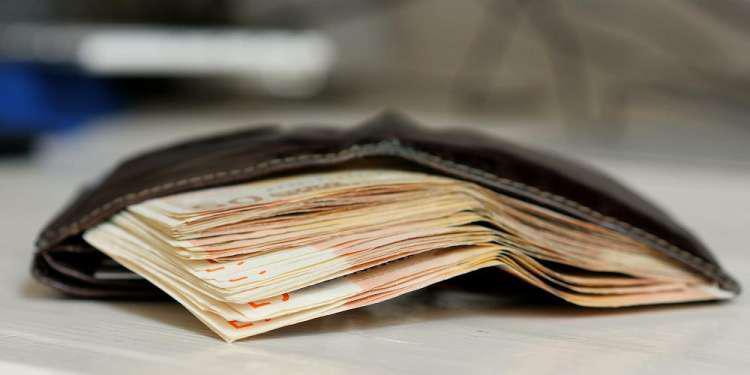 Έρευνα: 1 στους 2 Έλληνες θα επέστρεφε χαμένο πορτοφόλι με πολλά χρήματα
