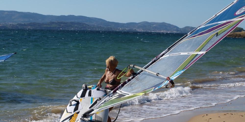 Η... λεοντόκαρδη κυρία Αναστασία είναι 81 ετών και κάνει windsurf στην Κεφαλλονιά [βίντεο]