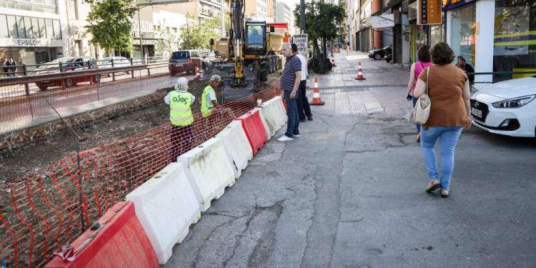 Απίστευτο τροχαίο στη Συγγρού: Αυτοκίνητο έπεσε πάνω σε φανάρι και το ξήλωσε