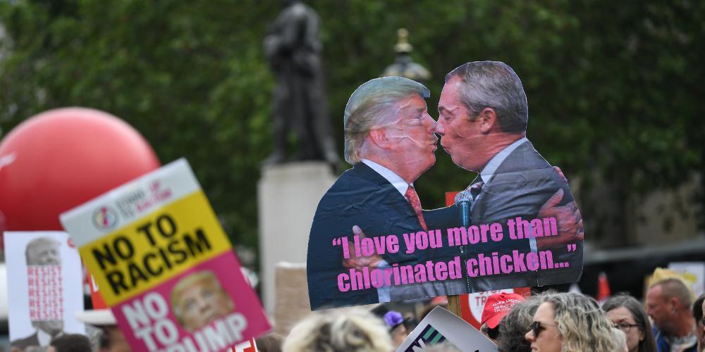 Μπαλόνια, χαρτιά υγείας και... φαλλοί: Οι Βρετανοί διαμαρτύρονται ευφάνταστα για την επίσκεψη Τραμπ