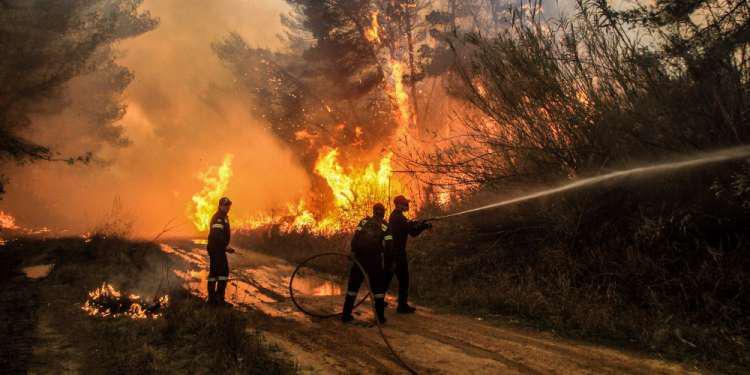 Σε εξέλιξη η πυρκαγιά στην Αρχαία Ολυμπία - Ετοιμότητα για εκκένωση στον Ξηρόκαμπο