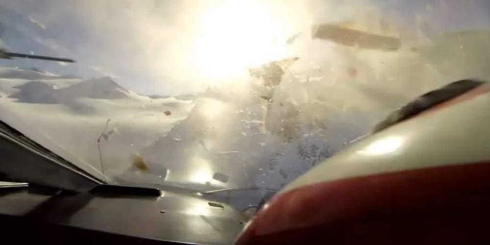 Βίντεο-σοκ: Τουριστικό αεροπλάνο συγκρούεται με ελικόπτερο στις Άλπεις