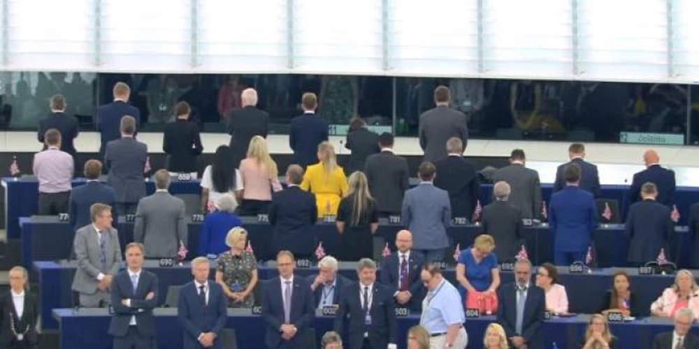 Απίστευτο: Οι ευρωβουλευτές του Φάρατζ γύρισαν την πλάτη στον ύμνο της ΕΕ [βίντεο]