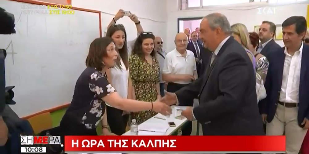 Καταχειροκροτούμενος ψήφισε στη Θεσσαλονίκη ο Κώστας Καραμανλής