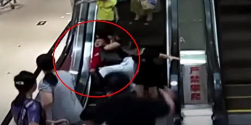 Βίντεο-σοκ: Αγοράκι εγκλωβίστηκε σε κυλιόμενες σκάλες!