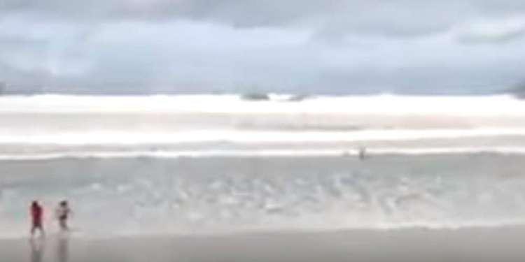Χαμός σε παραλία της Βραζιλίας: Τεράστιο κύμα σάρωσε τα πάντα στο πέρασμά του [βίντεο]