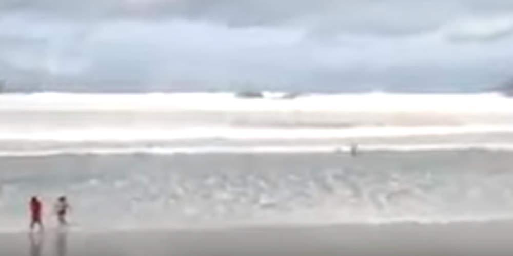 Χαμός σε παραλία της Βραζιλίας: Τεράστιο κύμα σάρωσε τα πάντα στο πέρασμά του [βίντεο]