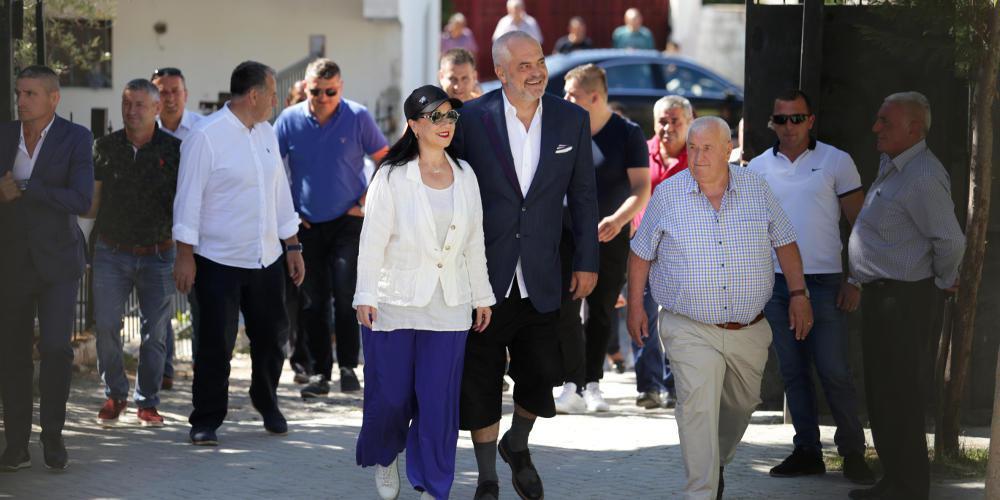 Εκλογές παρωδία στην Αλβανία: Συμμετοχή μόλις 15% και απαράδεκτο ντύσιμο Ράμα
