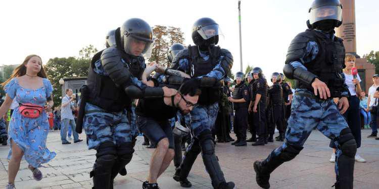 Μπαράζ συλλήψεων σε αντικυβερνητική διαδήλωση στη Ρωσία [βίντεο]