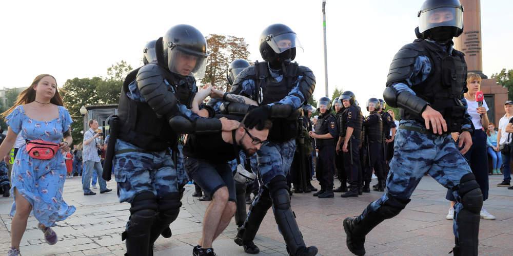Μπαράζ συλλήψεων σε αντικυβερνητική διαδήλωση στη Ρωσία [βίντεο]