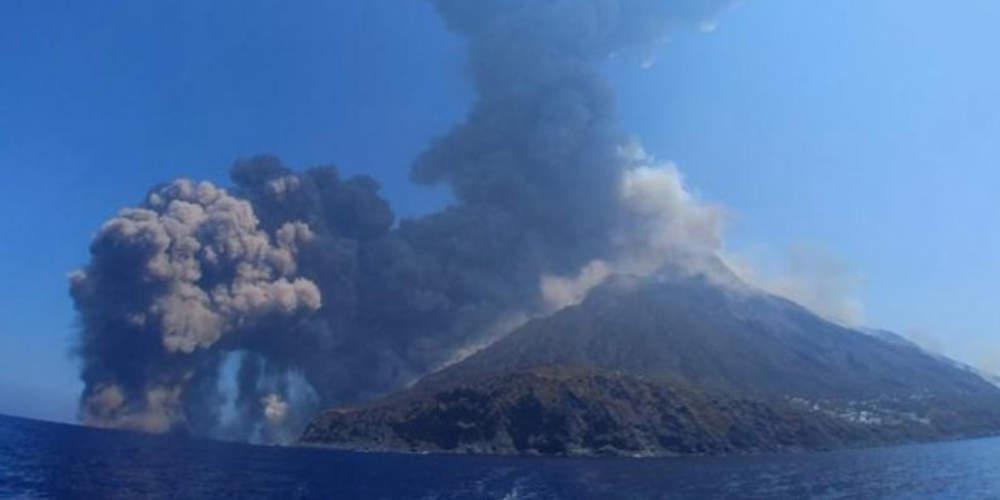 Βίντεο-ντοκουμέντο: Σκάφος τρέπεται σε φυγή μετά την έκρηξη του ηφαιστείου Στρόμπολι