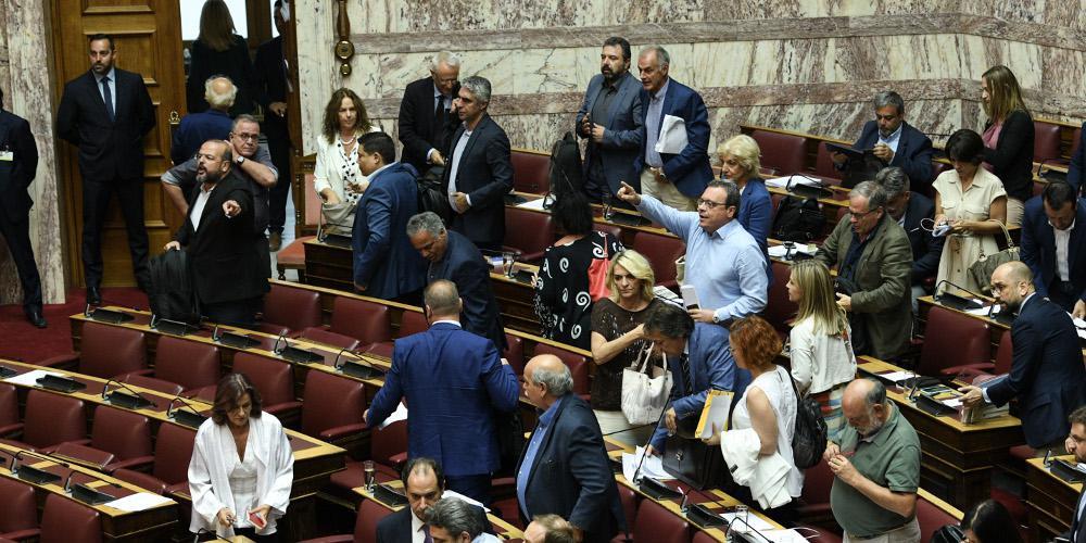 Χαμός στη Βουλή - Αποχώρησαν ΚΚΕ, ΣΥΡΙΖΑ, ΜέΡΑ25 από την Ολομέλεια εξαιτίας δύο τροπολογιών