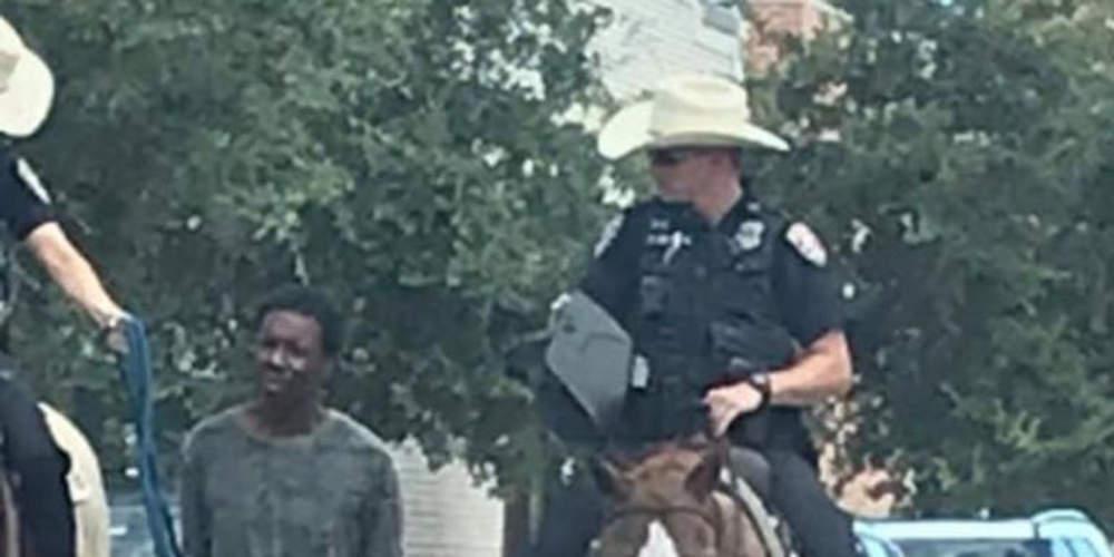 200 χρόνια πίσω: Έφιπποι αστυνομικοί μετέφεραν αλυσοδεμένο αφροαμερικανό στο Τέξας [βίντεο]