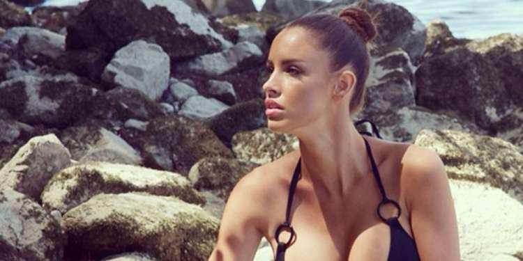 Το διάσημο μοντέλο Lucia Javorcekova αγναντεύει γυμνή το ηλιοβασίλεμα στη Σαντορίνη [εικόνες]