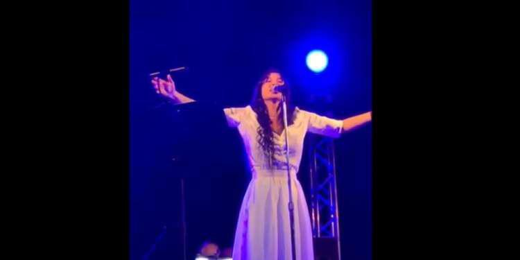 Η Πάολα τραγούδησε Μίκη Θεοδωράκη στη Φλώρινα και αποθεώθηκε [βίντεο]