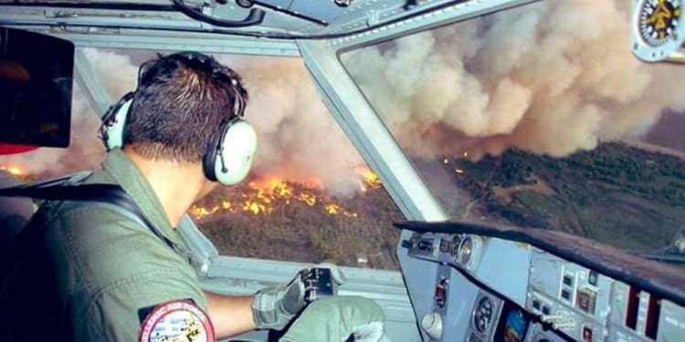 Συγκλονιστική φωτογραφία μέσα από το πιλοτήριο καναντέρ πάνω από τις φλόγες
