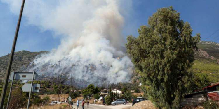 Μεγάλη μάχη με τις φλόγες στο Λουτράκι - Εκκενώθηκε μοναστήρι [βίντεο]