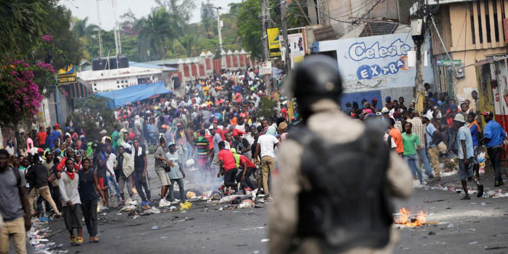 Άγριες διαδηλώσεις στην Αϊτή: Λεηλασίες, καμένα κτίρια και συγκρούσεις [εικόνες & βίντεο]