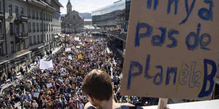 Χαμός στη Βέρνη: Τουλάχιστον 100.000 διαδήλωσαν για την κλιματική αλλαγή