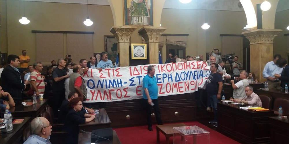 Παρέμβαση εργαζομένων στο δημοτικό συμβούλιο στα Ιωάννινα – Διέκοψαν ψηφοφορία
