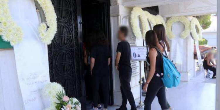 Απέραντη θλίψη στην κηδεία της 14χρονης που σκοτώθηκε στο λούνα παρκ του Αλμυρού