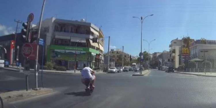 Απίστευτο: Μοτοσικλετιστής περνά με κόκκινο και απειλεί να δείρει οδηγό που του έκανε παρατήρηση [βίντεο]
