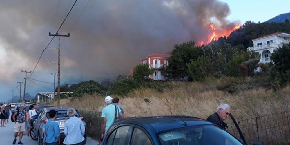 Πυρκαγιά στην Κεφαλονιά: Εκκενώνονται τουριστικά καταλύματα [βίντεο]