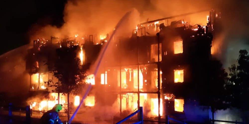 Συναγερμός στο Λονδίνο: Μεγάλη πυρκαγιά σε πολυκατοικία [εικόνες & βίντεο]