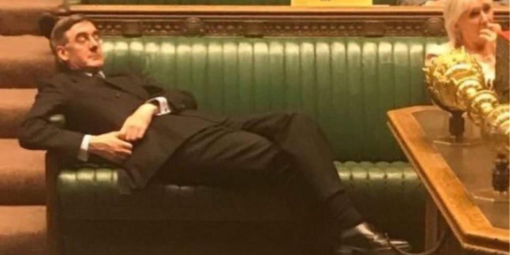 «Γλέντι» στη Βρετανία με τον υπουργός που ξάπλωσε στα έδρανα της Βουλής [εικόνες & βίντεο]