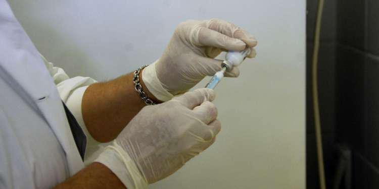 Κορωνοϊός - Roche: Δε θα διατεθεί εμβόλιο πριν τα τέλη του 2021