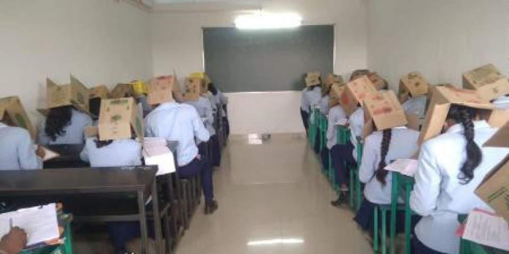 Απίστευτο: Δάσκαλος στην Ινδία έβαλε κούτες στα κεφάλια μαθητών για να μην αντιγράφουν [εικόνες & βίντεο]