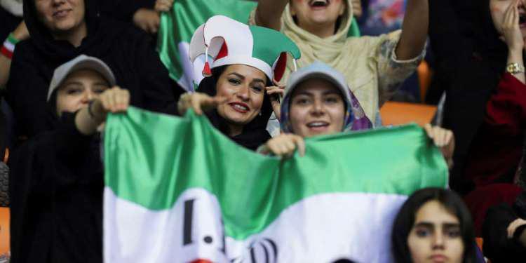 Οι γυναίκες του Ιράν επιστρέφουν στα γήπεδα… αλλά σε «ειδικές» θύρες-κλουβιά [εικόνες]