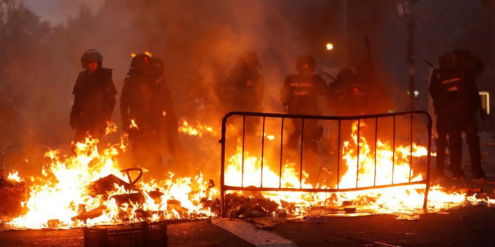 Ακόμα μια νύχτα άγριων συγκρούσεων στη Βαρκελώνη ανάμεσα σε διαδηλωτές και αστυνομία [βίντεο]