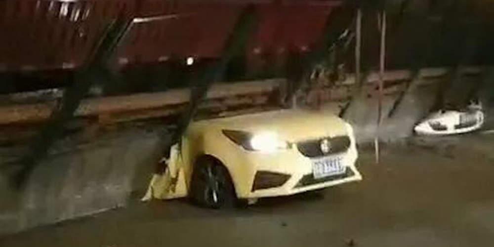 Σοκ στην Κίνα: Γέφυρα κατέρρευσε πάνω σε αυτοκίνητα – Φόβοι για νεκρούς [βίντεο]