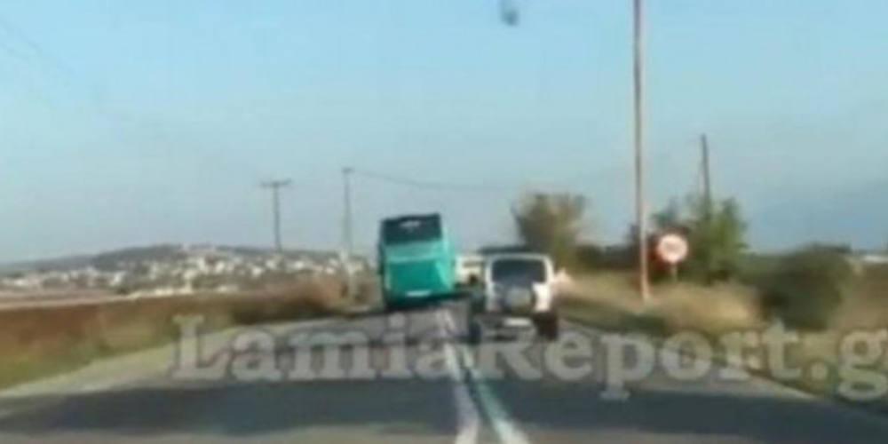 Επικίνδυνος οδηγός λεωφορείου ΚΤΕΛ κάνει προσπεράσεις και μανούβρες [βίντεο]