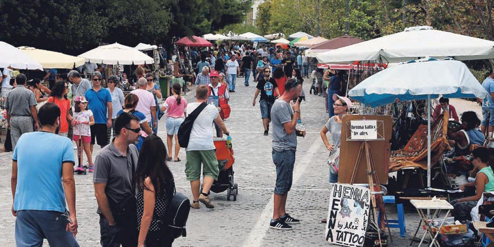 Τέλος στο χάος με τους μικροπωλητές στο Θησείο βάζει ο δήμος Αθηναίων