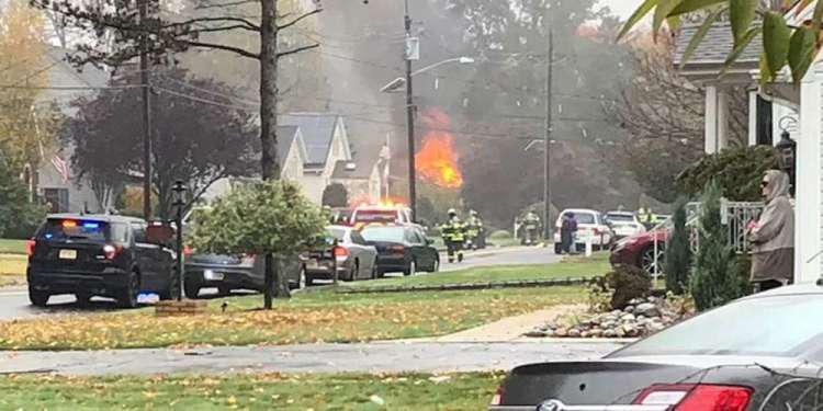 Συναγερμός στο Νιού Τζέρσι: Μικρό αεροπλάνο έπεσε σε σπίτι προκαλώντας πυρκαγιά